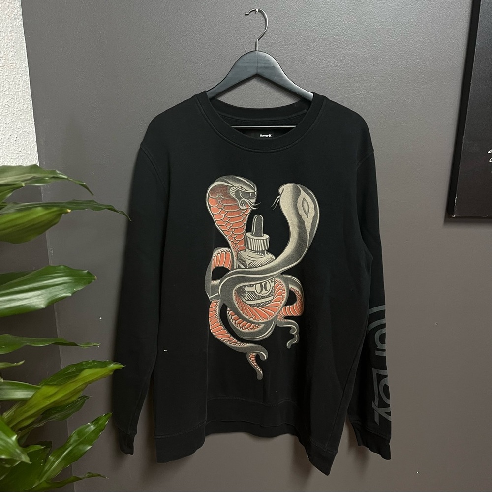 Graphic Crewneck Pullover Hurley Snake Design Size Extra Large ($35)